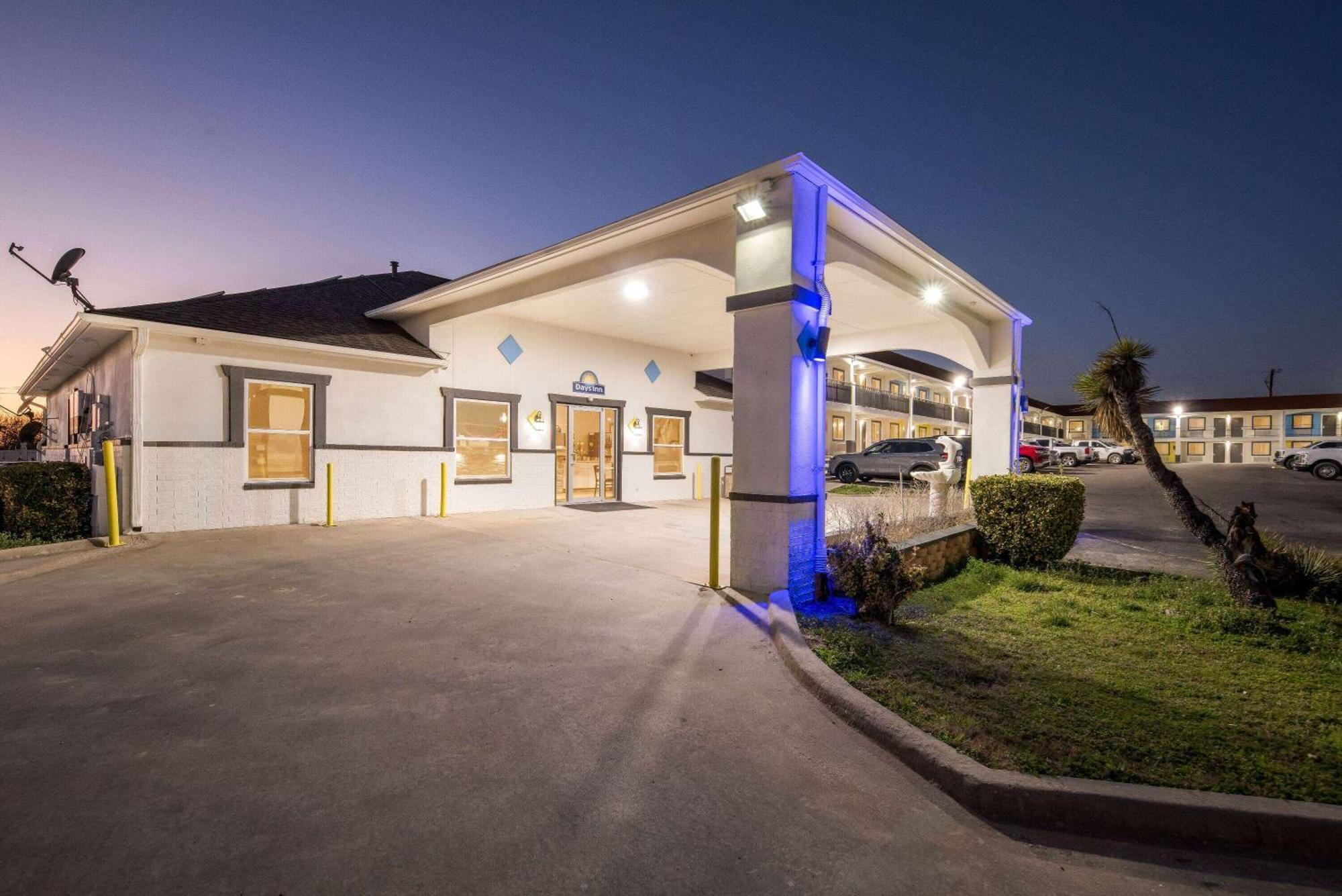 Days Inn By Wyndham Gainesville Exterior foto